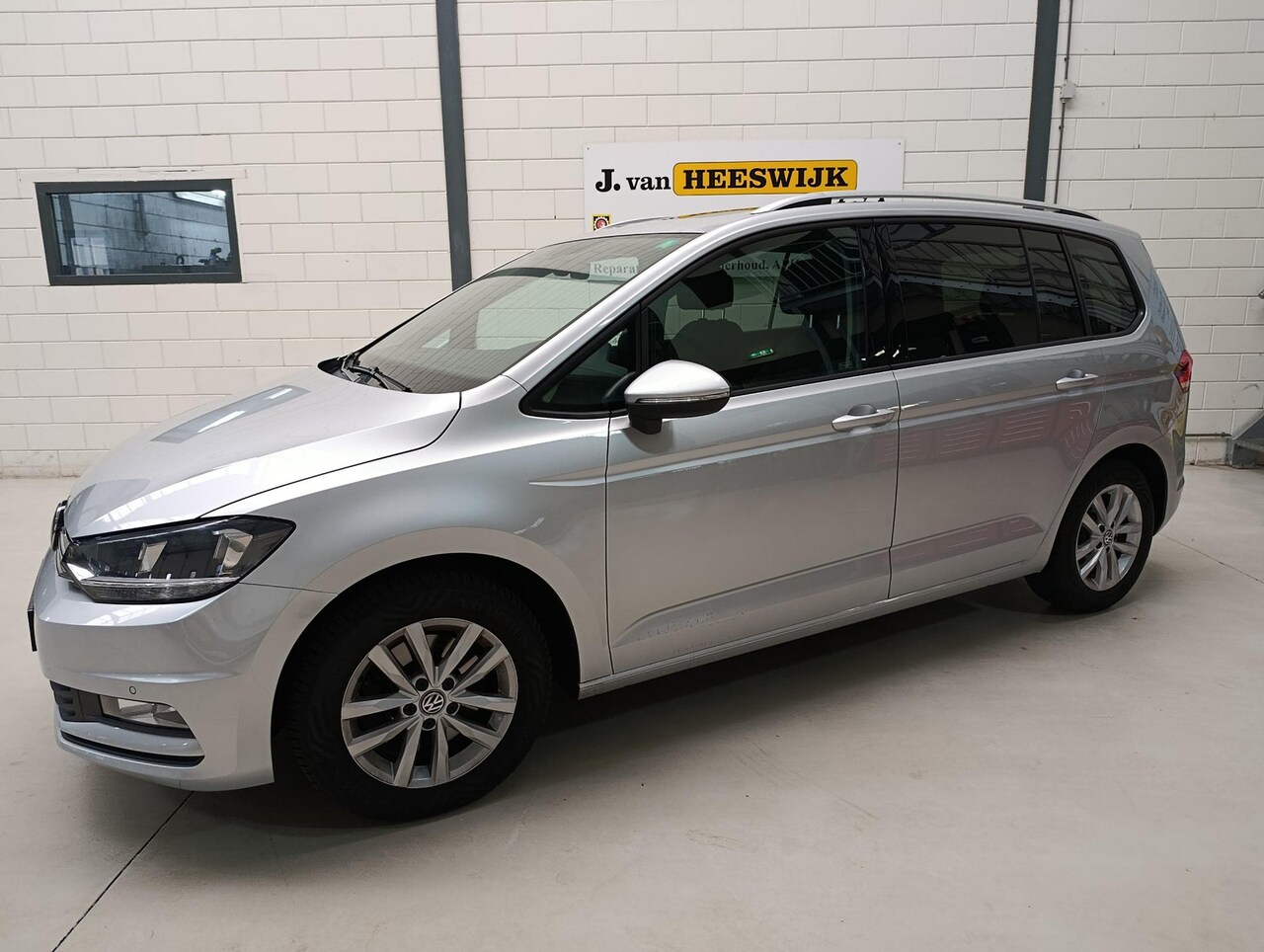 Volkswagen Touran - 1.4 TSI Connected Series Pdc | Lmv | Panoramadak | Trekhaak | Keyless - AutoWereld.nl
