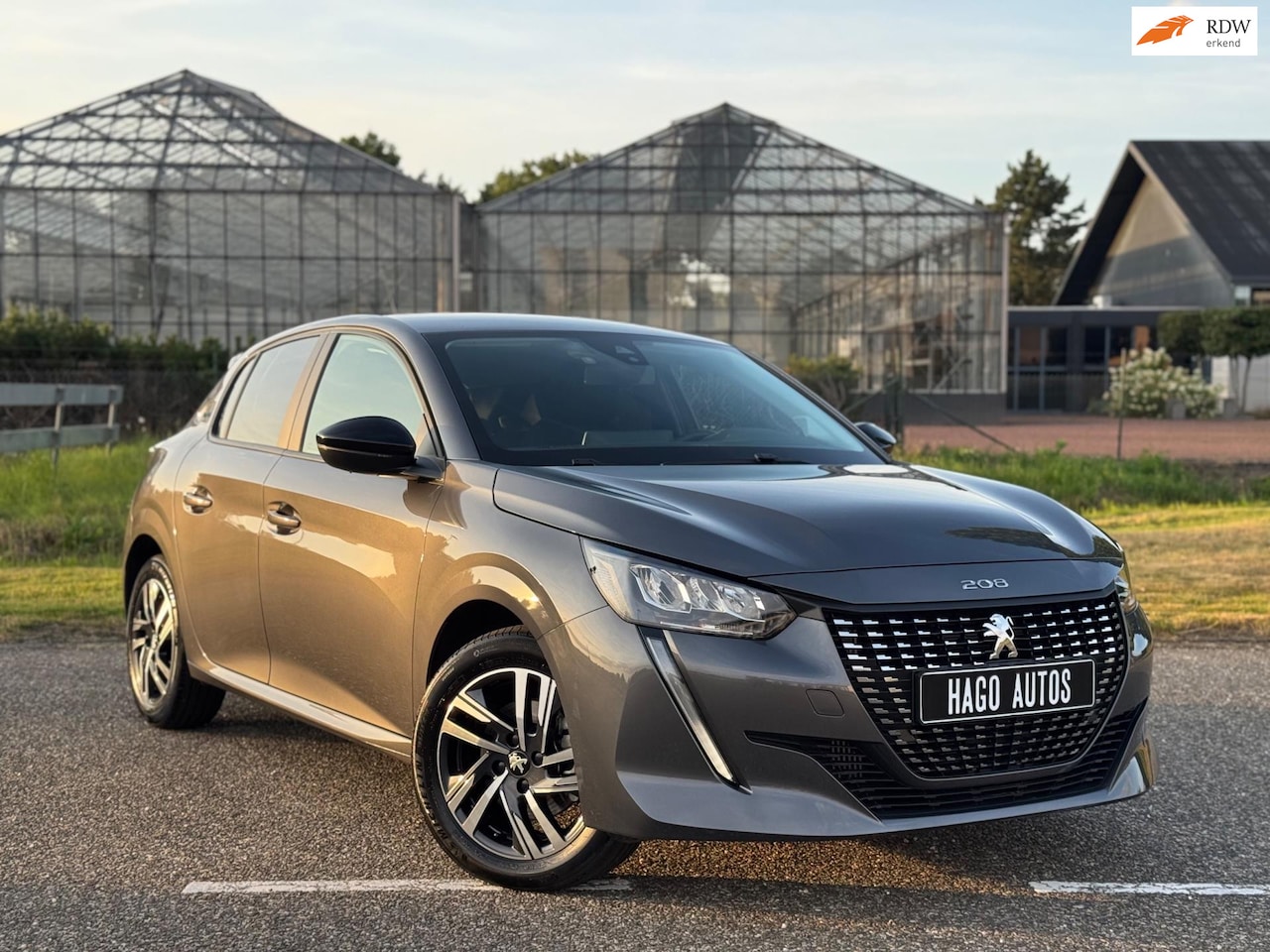 Peugeot 208 - 1.2 PureTech Style AUT | Navi | Cruise | Camera | Carplay | Dealer Onderhouden - AutoWereld.nl