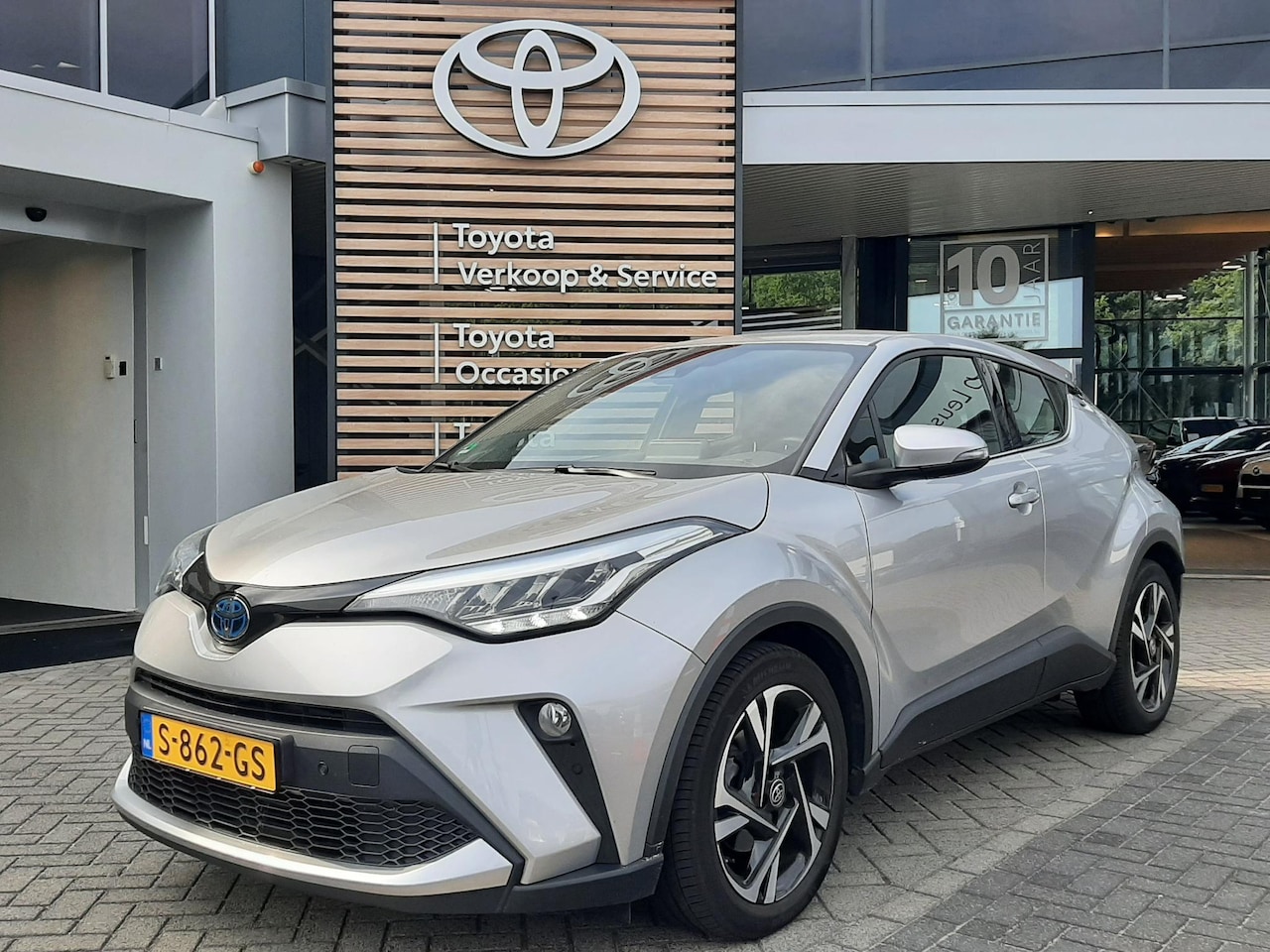 Toyota C-HR - 1.8 Hybrid Dynamic NAVI BLIND-SPOT PARK-SENSOREN KEYLESS 17"LMV APPLE/ANDROID BLUETOOTH DA - AutoWereld.nl