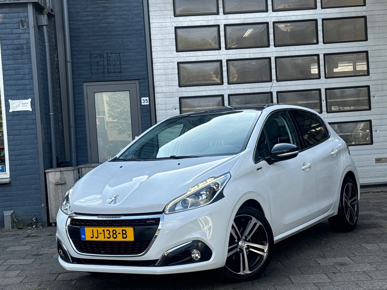 Peugeot 208 - 1.2 PureTech GT-line | Clima | Cruise | CarPlay | Pano | N.A.P - AutoWereld.nl