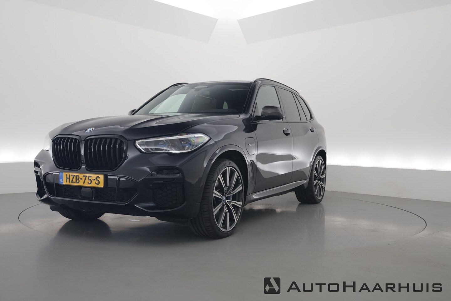 BMW X5 - xDrive45e M Sport | Pano | Skylounge | HUD | Laser LED | Carbon | Stoelventilatie | Luchtv - AutoWereld.nl