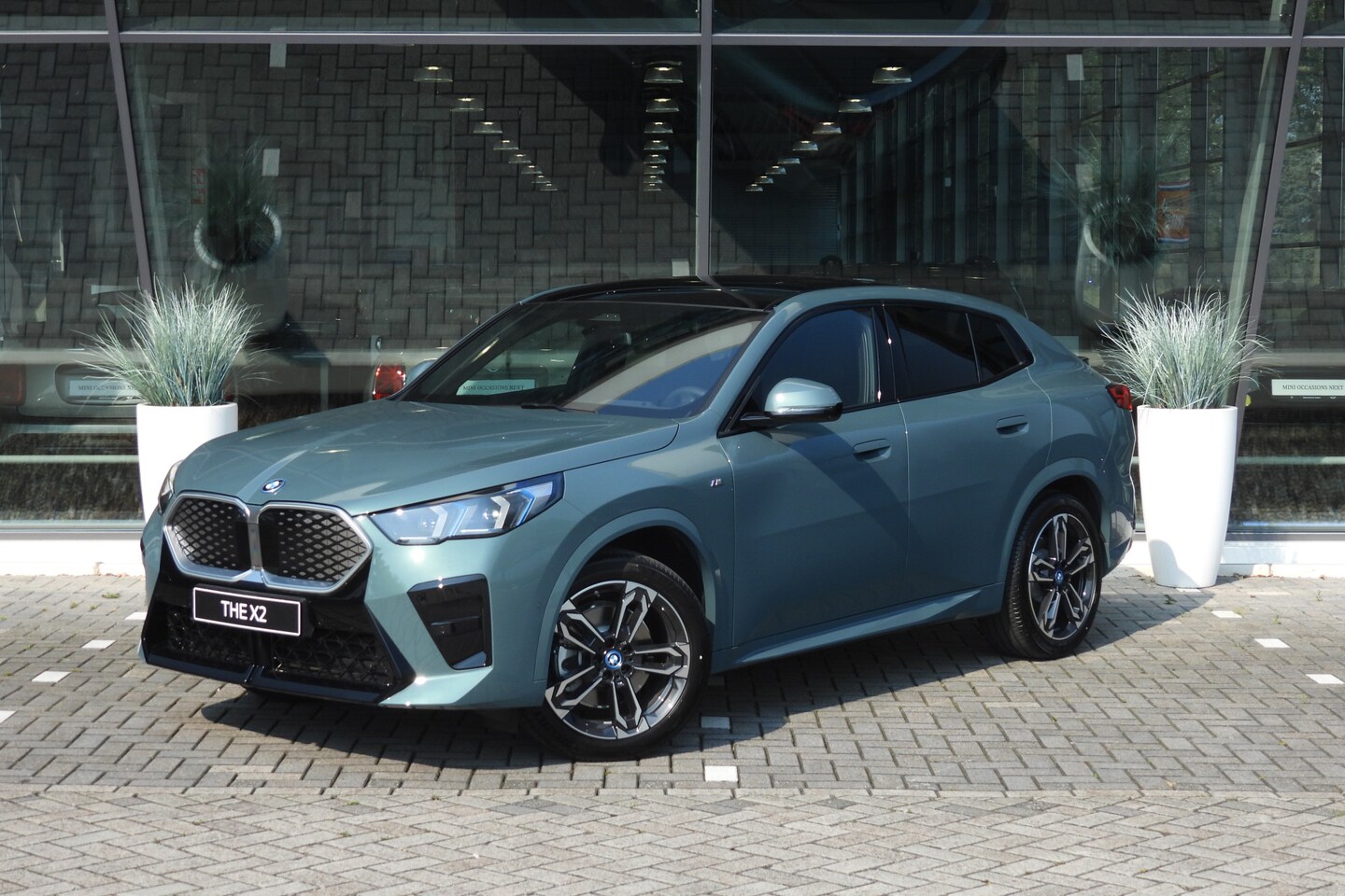 BMW iX2 - eDrive20 M Sport / Panoramadak / Sportstoelen / Adaptieve LED / M Adaptief onderstel / Ach - AutoWereld.nl