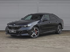 BMW i5 - eDrive40 M Sport / Panoramadak / Achteruitrijcamera / Adaptieve LED / Comfort Access / Sto