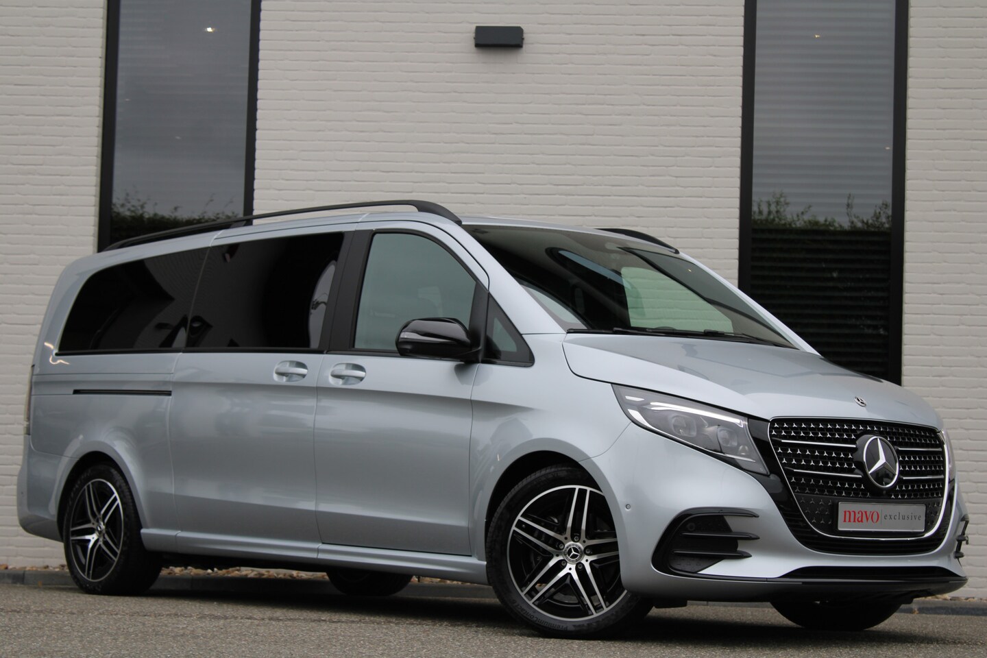 Mercedes-Benz V-klasse - 300d / XXL / DC / AMG / Luchtvering / 2x Elec Schuifd / Elec Stoelen / 360 Cam / Burmester - AutoWereld.nl