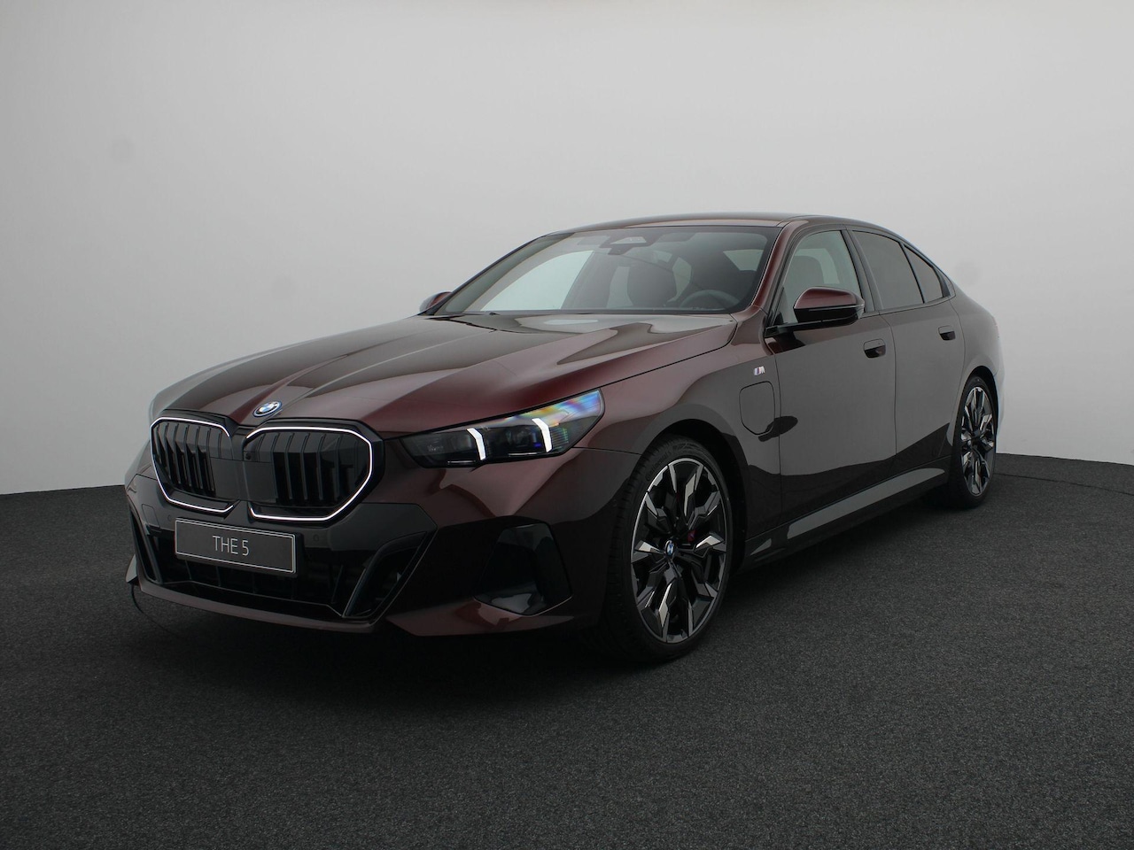 BMW 5-serie - 550e xDrive Sedan Individual Lak | M Sportpakket Pro | Comfort Pack | Travel Pack - AutoWereld.nl