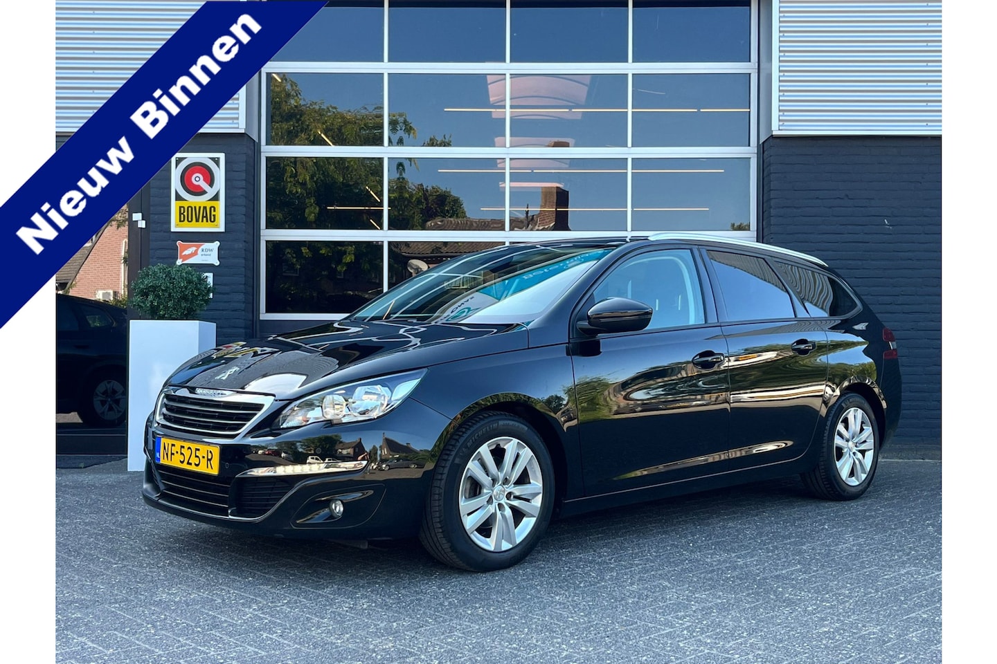 Peugeot 308 SW - 1.2 PureTech Blue Lease Executive 1.2 PureTech Blue Lease Executive, Arco, Bluetooth, Navi, Pano, PDC - AutoWereld.nl