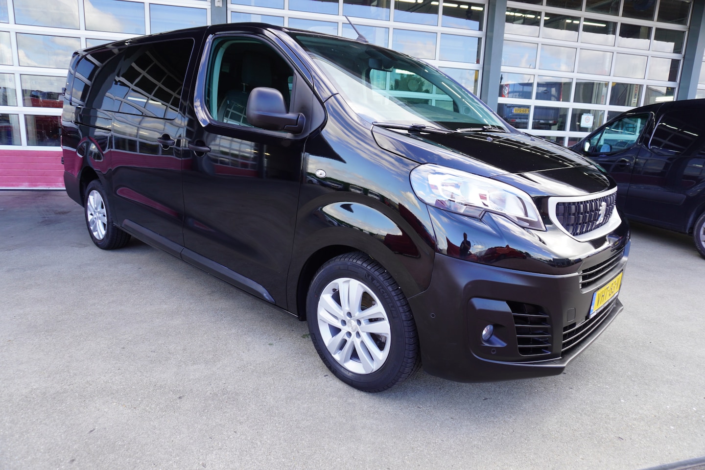 Peugeot Expert - 2.0 BlueHDI 123PK Long Premium Dubbelcabine Airco | Cruise | Trekhaak - AutoWereld.nl