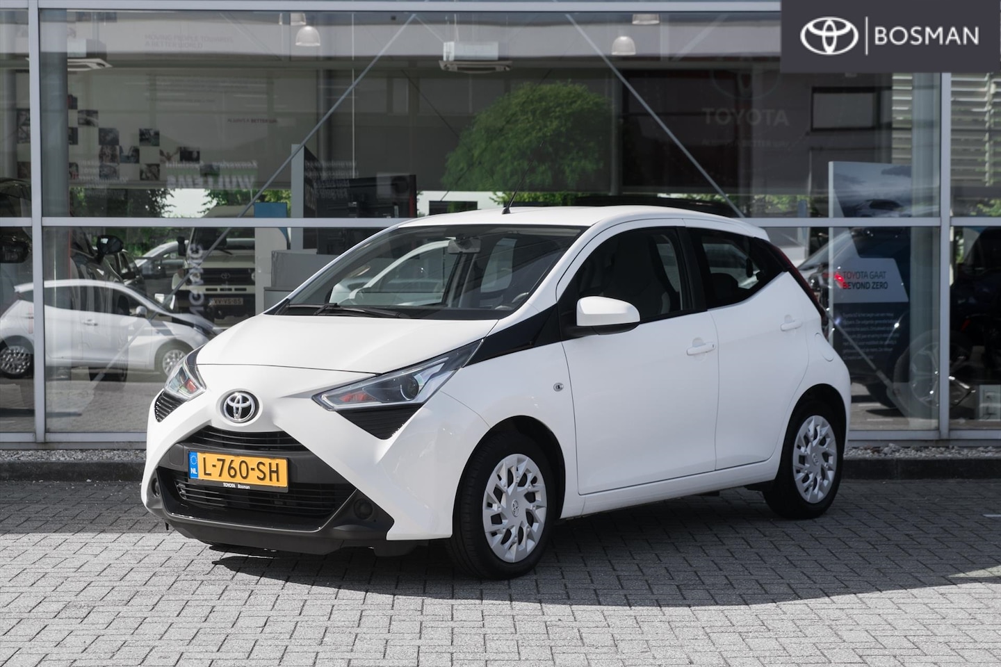 Toyota Aygo - 1.0 VVT-i 72pk AUTOMAAT 5D x-play CARPLAY - AutoWereld.nl