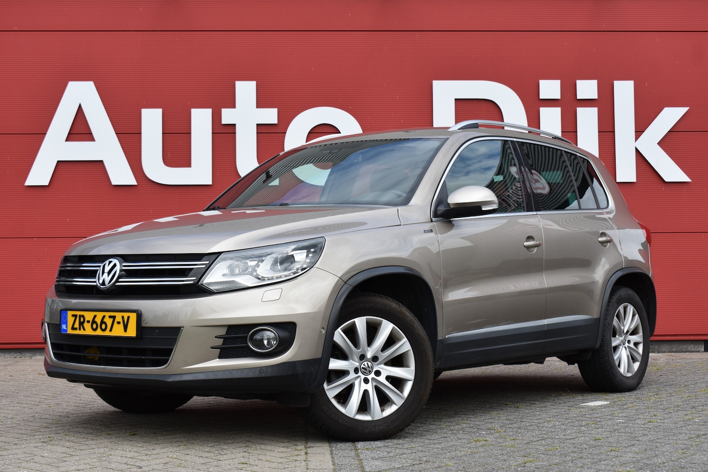 Volkswagen Tiguan - 1.4 TSI Sport&Style DSG | Bi-Xenon | Navi | Camera | Clima | Trekhaak | Cruise | PDC V+A | - AutoWereld.nl