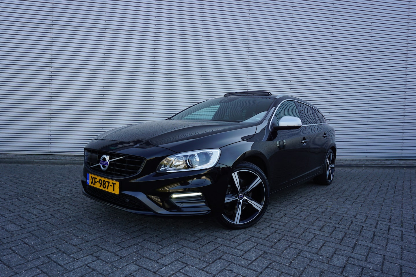 Volvo V60 - 2.0 D4 Business Sport - AUTOMAAT - Climate / Navi / Cruise / Lane ass. / Camera / Parkeers - AutoWereld.nl