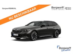 BMW i5 Touring - M60 xDrive - Pano - Trekhaak - Driving Ass Prof - Onderstel Prof - Harman Kardon
