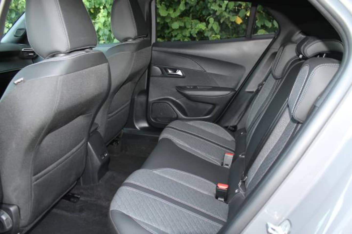 Peugeot 2008 - 1.2 Hybrid 136pk e-DCS6 Allure