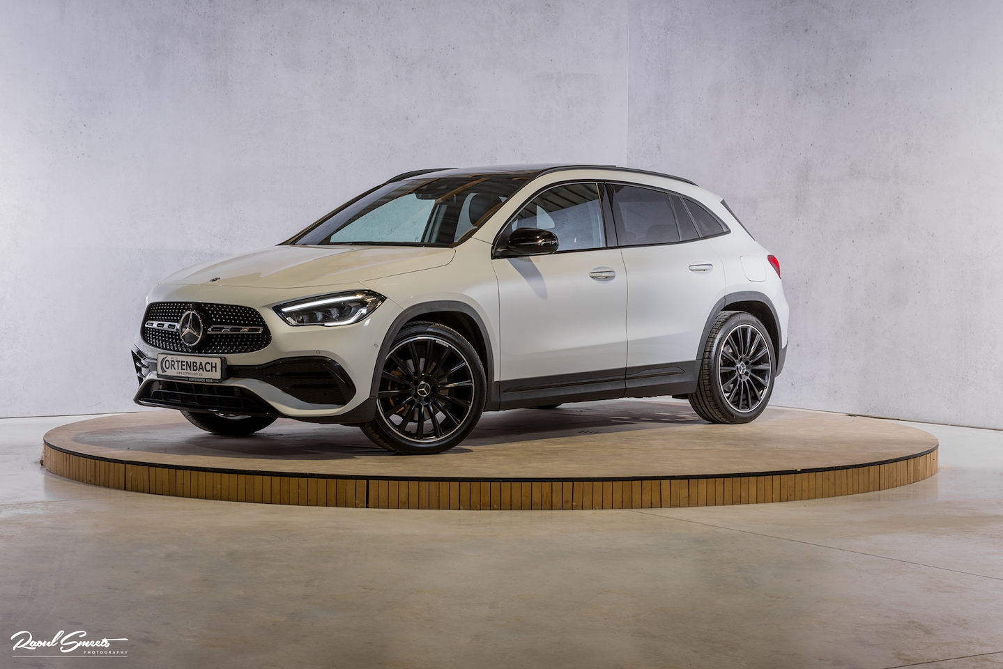 Mercedes-Benz GLA-Klasse - 180 Business Solution AMG | Panorama dak | Memory stoelen | Matrix led | Apple carplay | - AutoWereld.nl