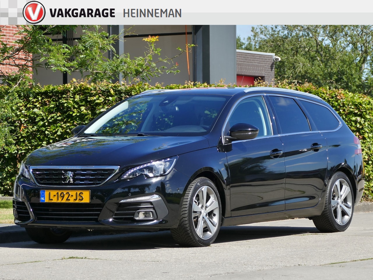 Peugeot 308 SW - 1.2T 130pk | stoelverwarming | panoramadak | trekhaak | all-season-banden - AutoWereld.nl