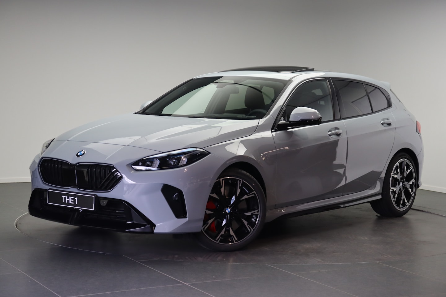 BMW 1-serie - 120 High Executive M Sport Automaat / Panoramadak / Trekhaak / Adaptieve LED / Parking Ass - AutoWereld.nl