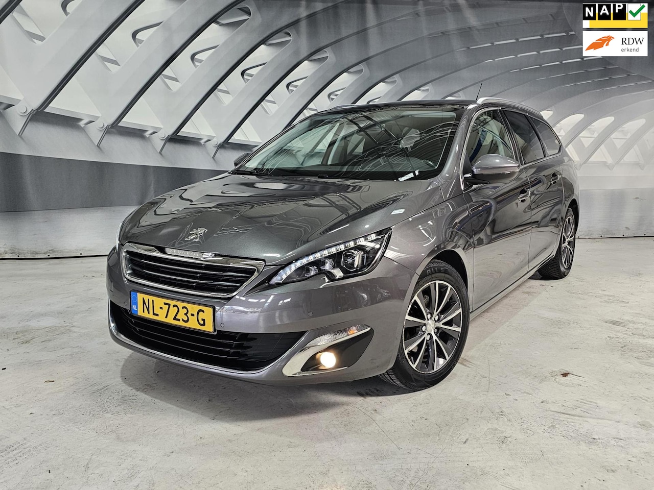 Peugeot 308 SW - 1.2 PureTech Allure panorama - AutoWereld.nl