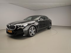 BMW i5 - Sedan eDrive40 84 kWh | M-Sportpakket | LED | HUD | Schuifdak | Trekhaak | Active cruise |