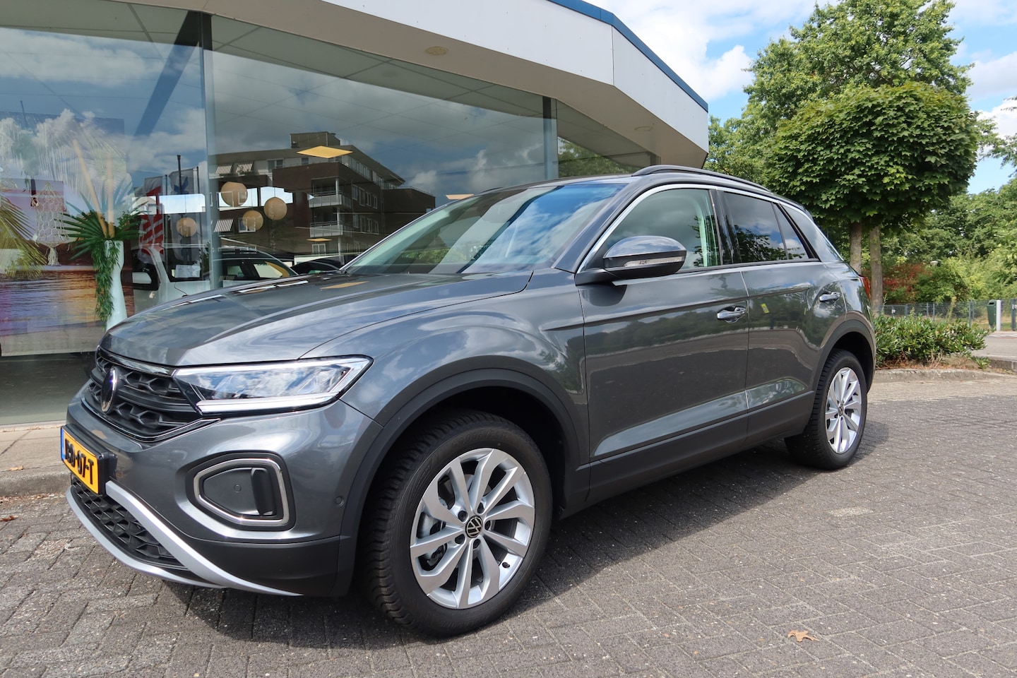 Volkswagen T-Roc - 1.5 TSI 150PK AUTOMAAT Life Edition 10dkm! Navi I All-Season I - AutoWereld.nl