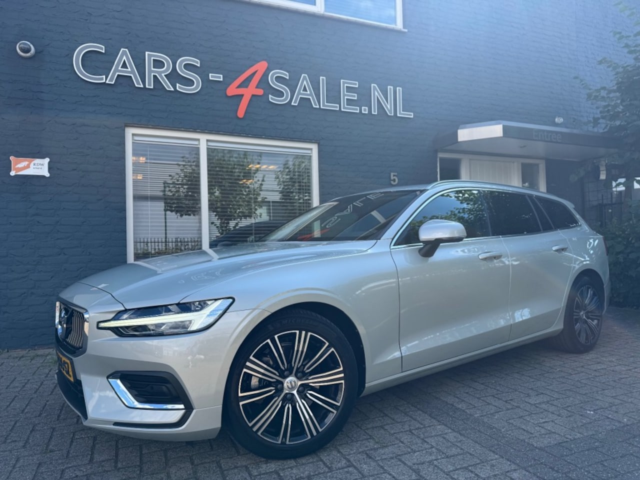 Volvo V60 - 2.0 B3 Autom. Inscription + Cam. + Leder + Massage stoelen - Full options 2021! - AutoWereld.nl
