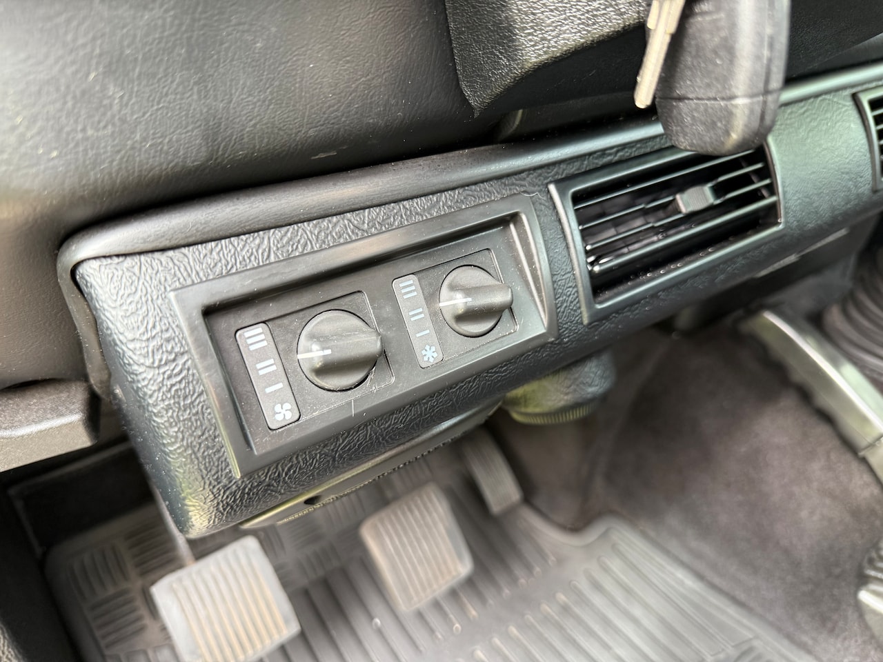 Land Rover Defender - 2.5 TD5 90 SW SE Airco NL auto eerste eigenaar