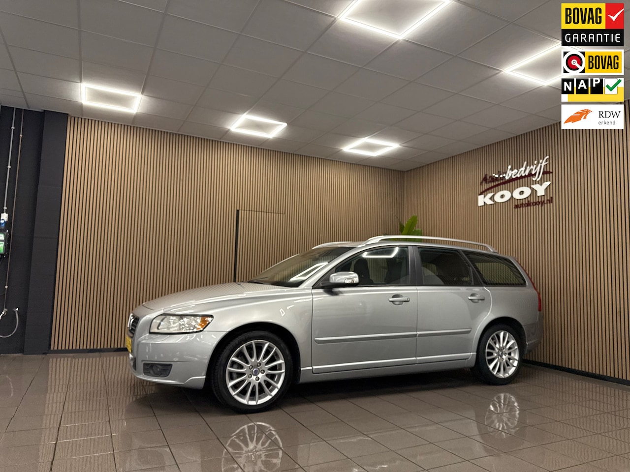 Volvo V50 - 2.4 Edition II * Automaat / 1e Eig / Xenon / Leder / Afn. Trekhaak / NL Auto * - AutoWereld.nl