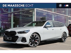 BMW 5-serie Touring - 530e M Sport Automaat / Panoramadak / Trekhaak / Bowers & Wilkins / M Multifunctionele Sto