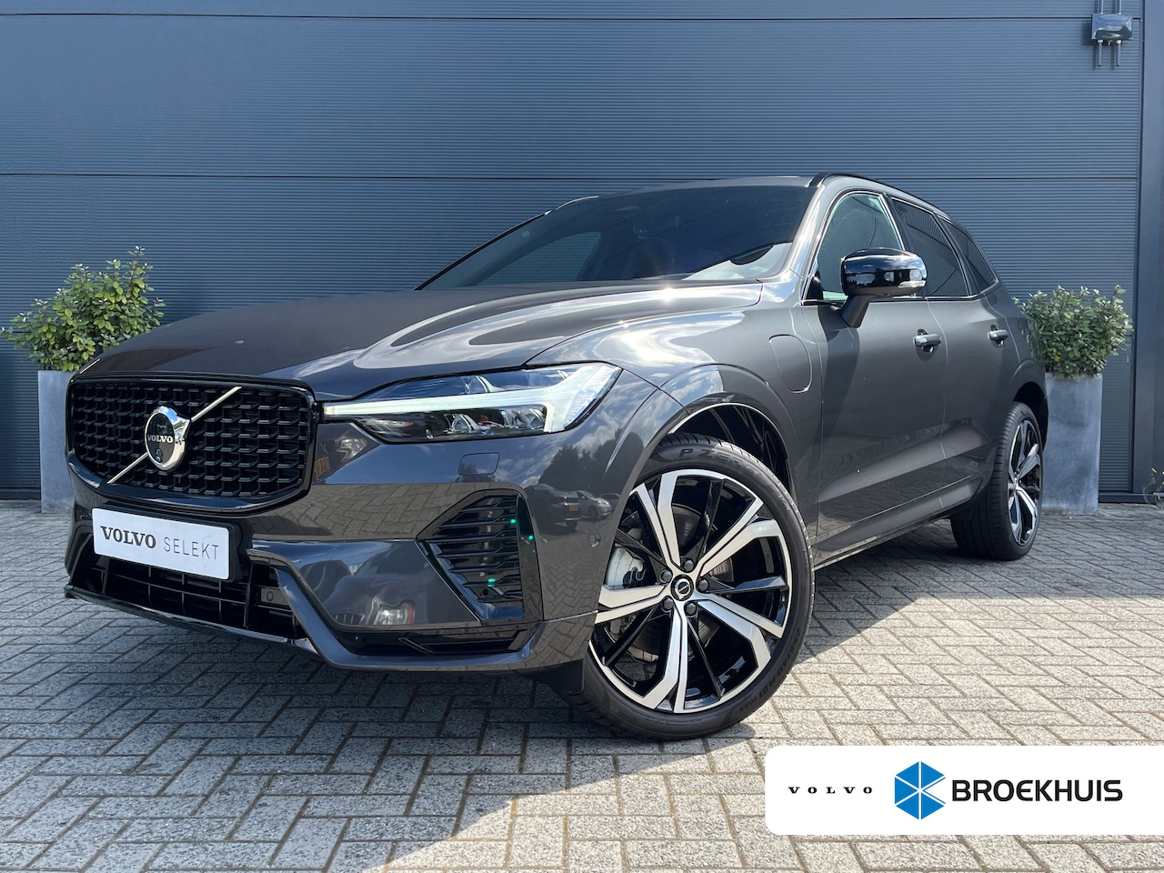 Volvo XC60 - 2.0 T6 Plug-in hybrid AWD Plus Dark | Achterbank verwarmd | Elektrisch glazen panorama-dak - AutoWereld.nl