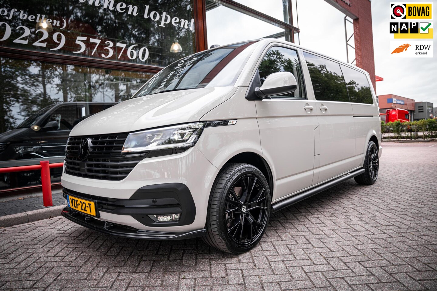 Volkswagen Transporter - 2.0 TDI 204pk Bulli | Lengte 2 |Dubb. Cabine | Leder | Led | Adapt. Cruise | Trekhaak | Na - AutoWereld.nl