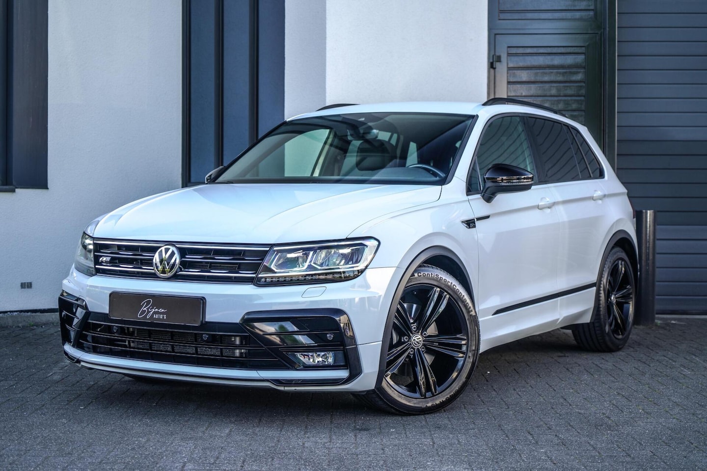 Volkswagen Tiguan - 2.0 TSI 4Motion R-Line 230PK ADAP. CRUISE / 19 INCH / APPLE CARPLAY - AutoWereld.nl