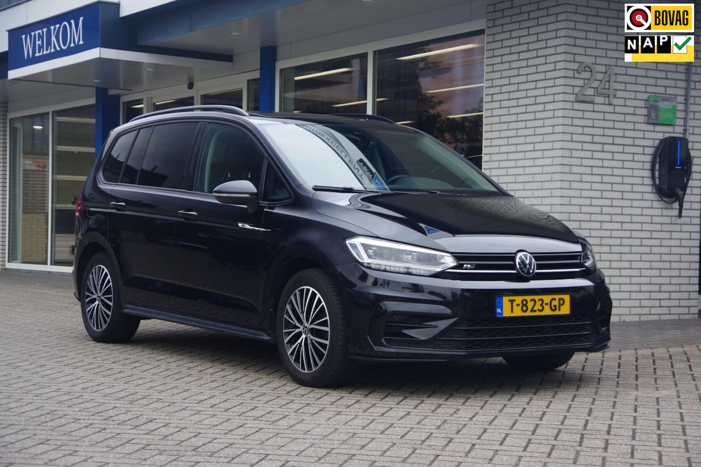 Volkswagen Touran - 1.5 TSI Highline/R-line 7p Trekhaak Panorama Stoelverwarming - AutoWereld.nl