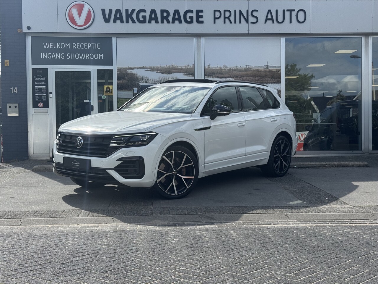 Volkswagen Touareg - 3.0 TSi eHybrid 4MOTION R-LINE |PANO|HUD|LUCHTVERING|360°CAMERA|DYNAUDIO| 3355 - AutoWereld.nl