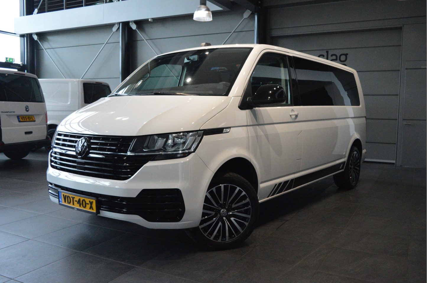 Volkswagen Transporter - 2.0 TDI L2H1 EDITION navi airco camera trekhaak 150 pk !! - AutoWereld.nl