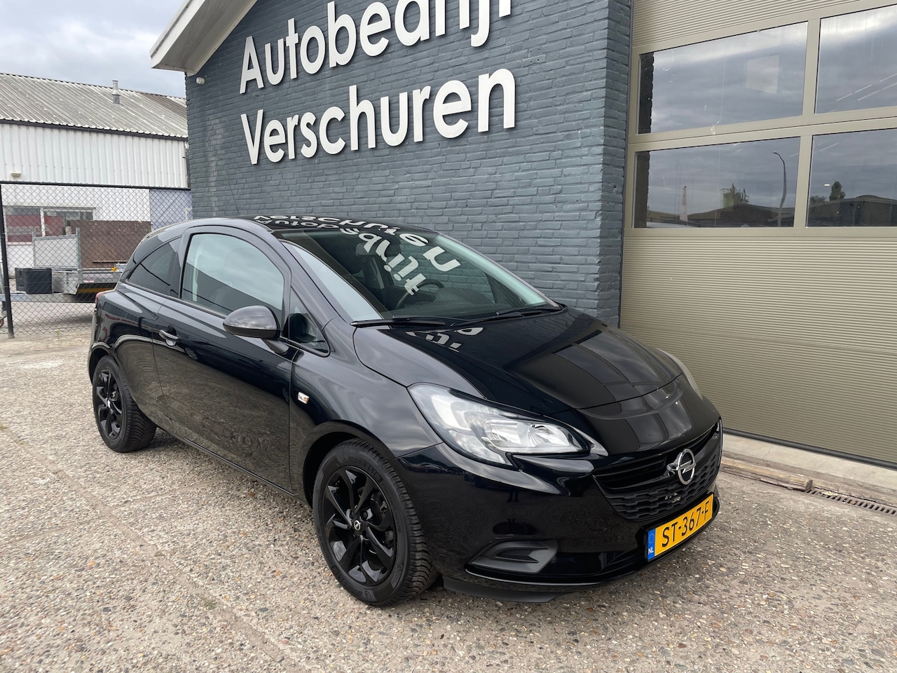 Opel Corsa - 1.4 Black Edition trekhaak navi cruise - AutoWereld.nl
