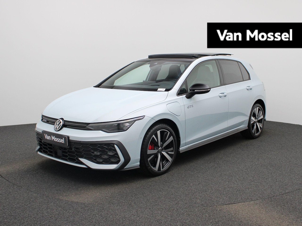 Volkswagen Golf - 1.5 eHybrid GTE 272 PK | Automaat | Plug-In | Panoramisch Schuif/Kantel Dak | Black Style - AutoWereld.nl