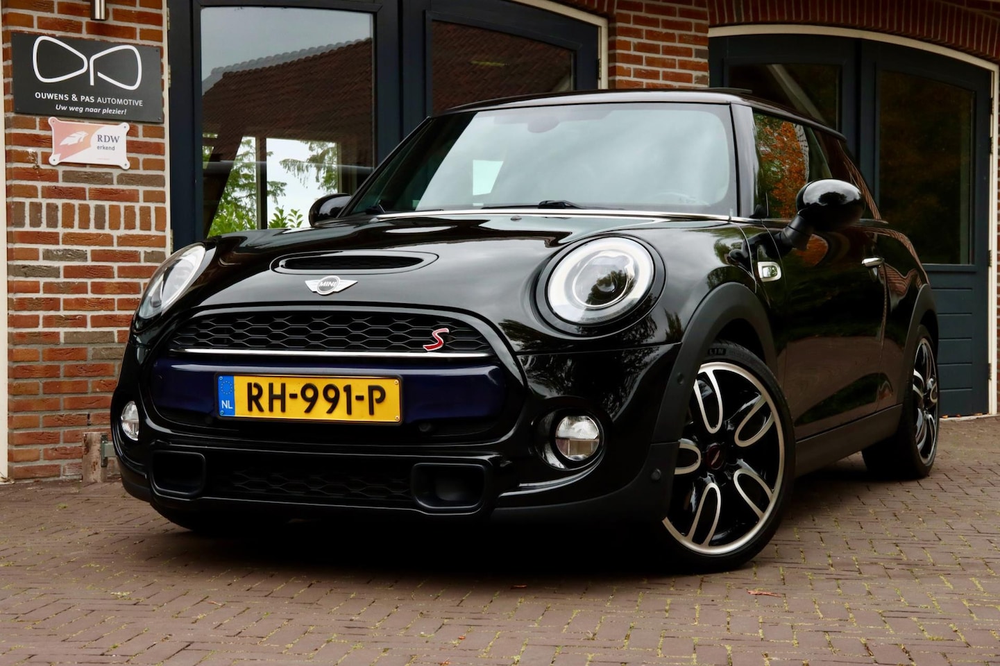 MINI Cooper S - Mini 2.0 Chili Serious Business | NL AUTO | PANORAMA | NAP | HARMAN KARDON - AutoWereld.nl