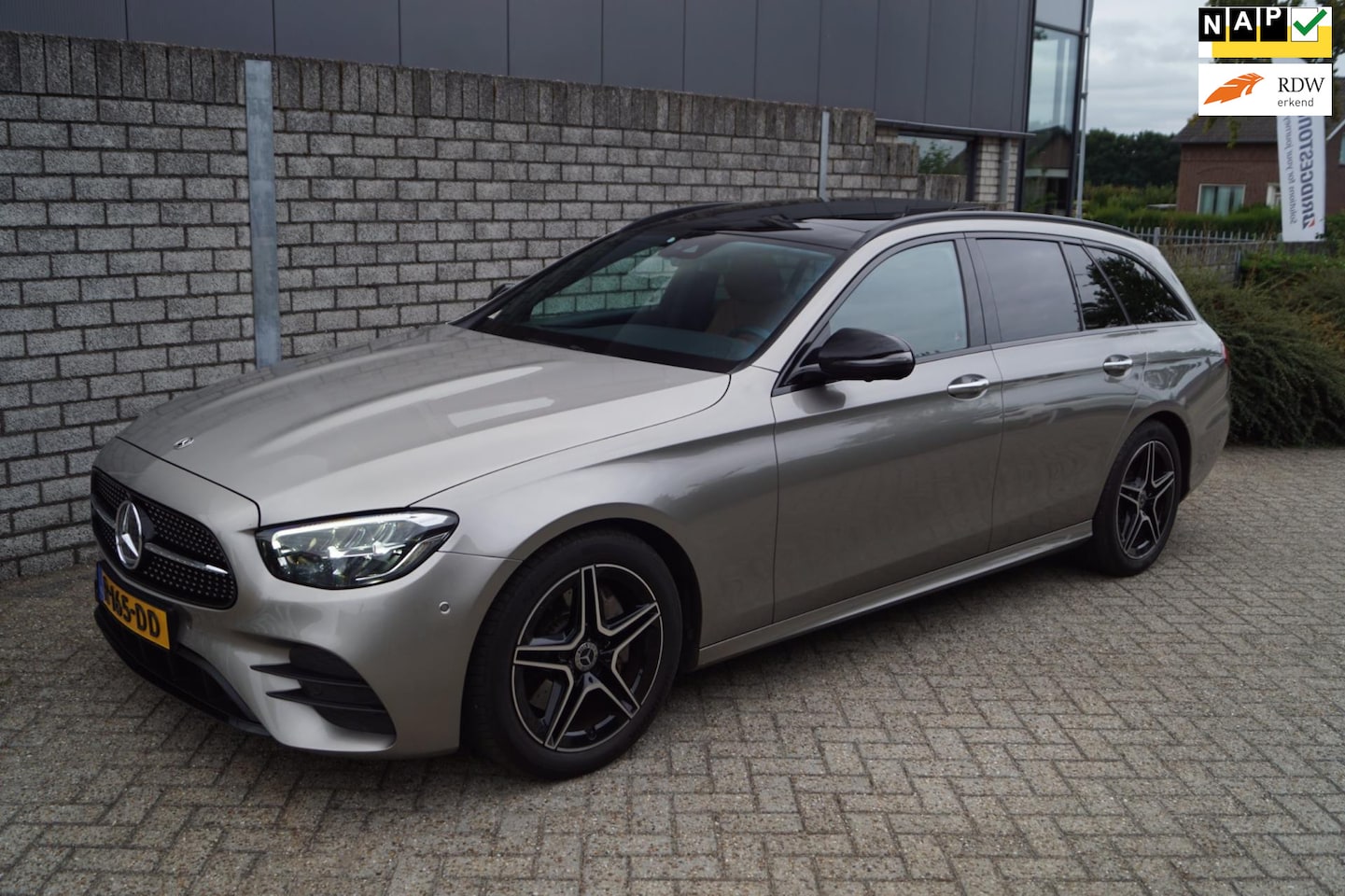 Mercedes-Benz E-klasse Estate - 200 Business Solution AMG Autom Panod Leder Sportst Stoelverw Navi Camera LED Kopl 2x PDC - AutoWereld.nl