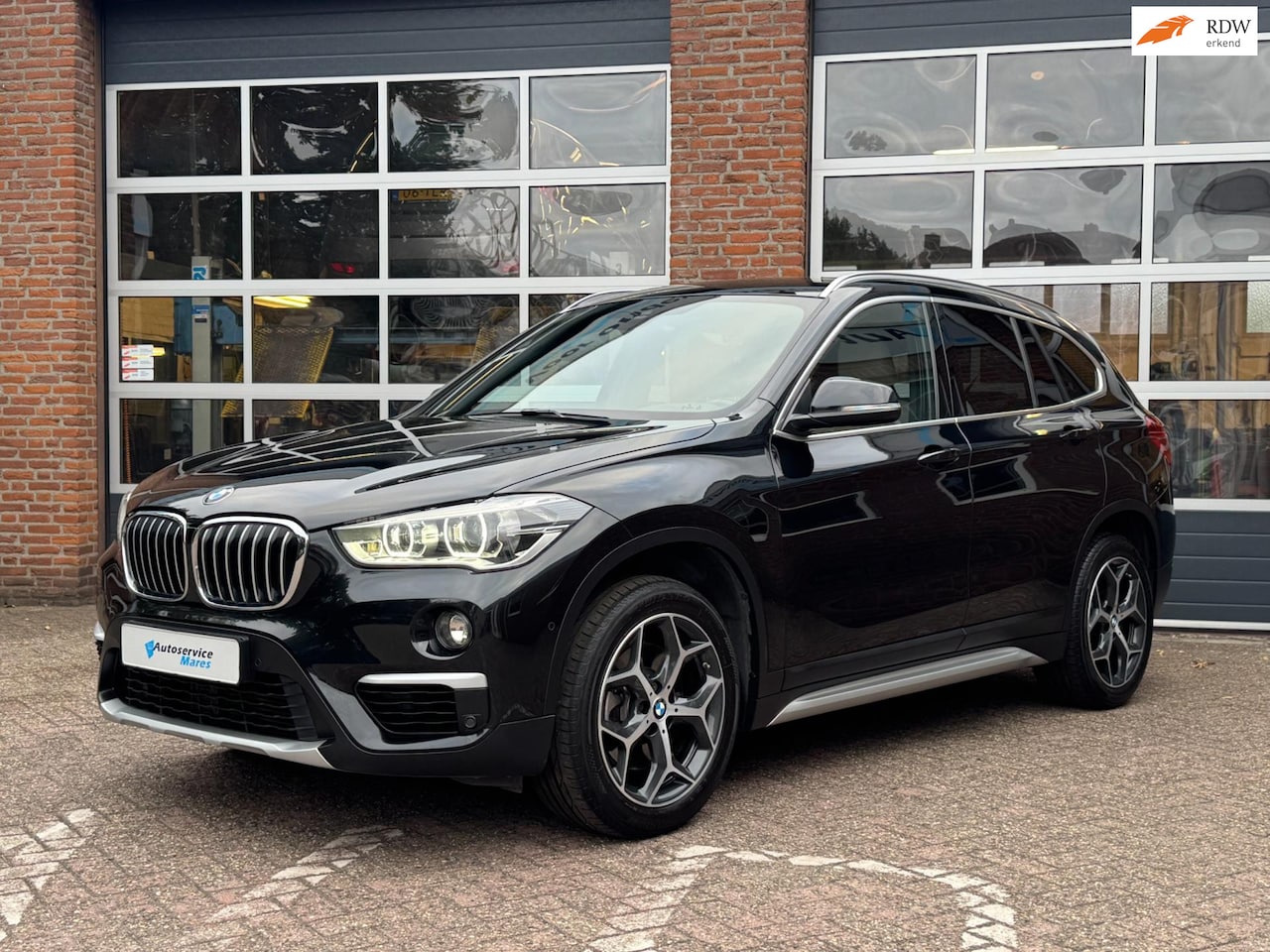 BMW X1 - xDrive20i High Executive X drive 20i High Executive, camera, navi, leder, stoelverw, Head up, keyless, 2 x PDC - AutoWereld.nl