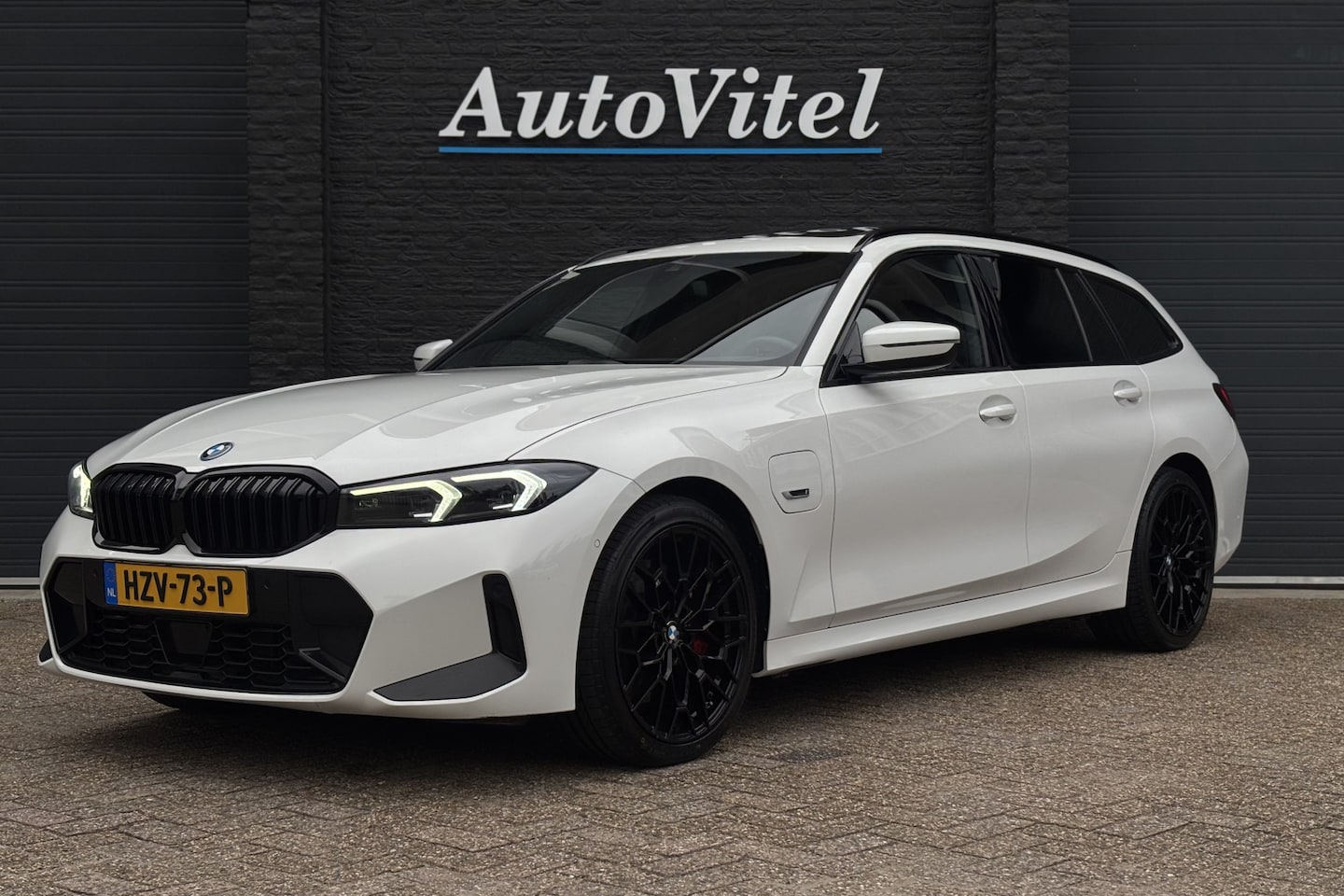 BMW 3-serie Touring - 330e M-Sport Pro | Panodak | Memory | Trekhaak | Laserlight | Adaptive Cruise | Camera - AutoWereld.nl