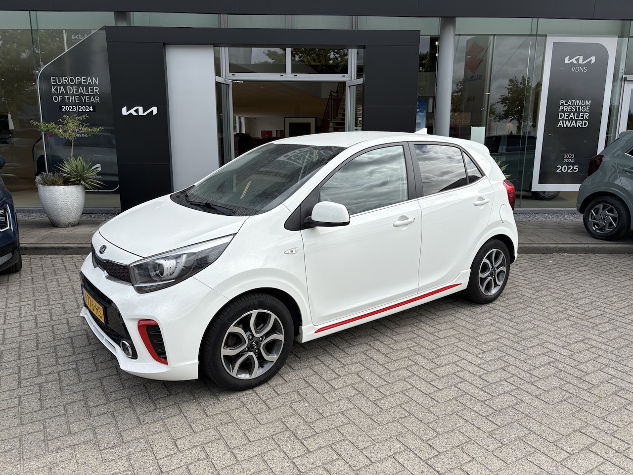 Kia Picanto - 1.0 MPi GT-Line Edition Navi+Camera // Car play // Leder // GT Pakket info Roel 0492-58895 - AutoWereld.nl