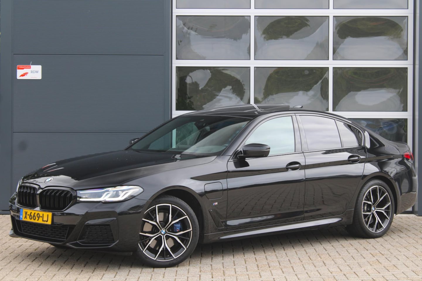 BMW 5-serie - 530e M-Sport | Pano | Laser | 360 | HUD | Elek. trekhaak - AutoWereld.nl