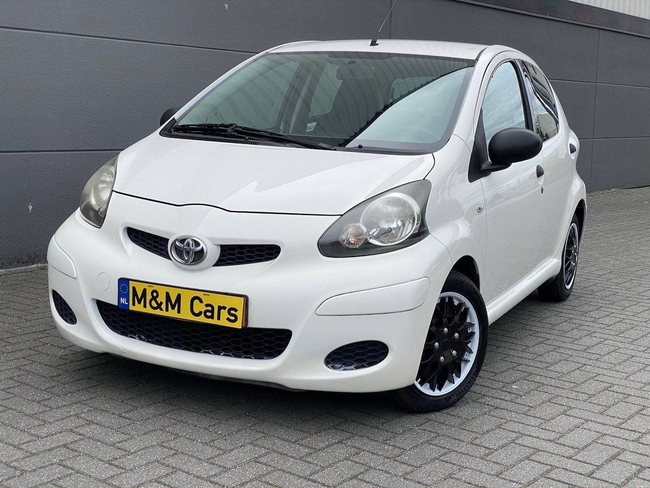 Toyota Aygo - 1.0-12V Cool/5drs/nap/2e EIG/ dealeronderhouden/ 1jaar apk/ airco/ zeer nette auto - AutoWereld.nl