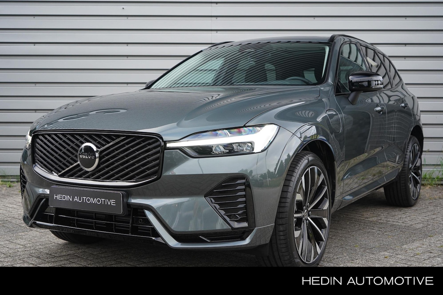 Volvo XC60 - 2.0 T6 Plug-in hybrid AWD Plus Dark | Panoramadak | Luchtvering | Extra getint glas | 21" - AutoWereld.nl