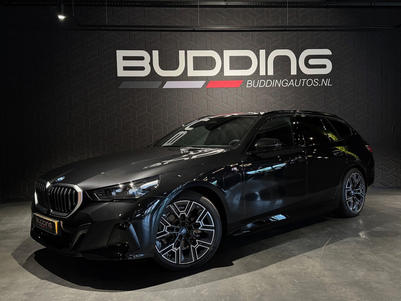 BMW 5-serie Touring - 530e M Sport Edition | Travel Pack | Pano - AutoWereld.nl