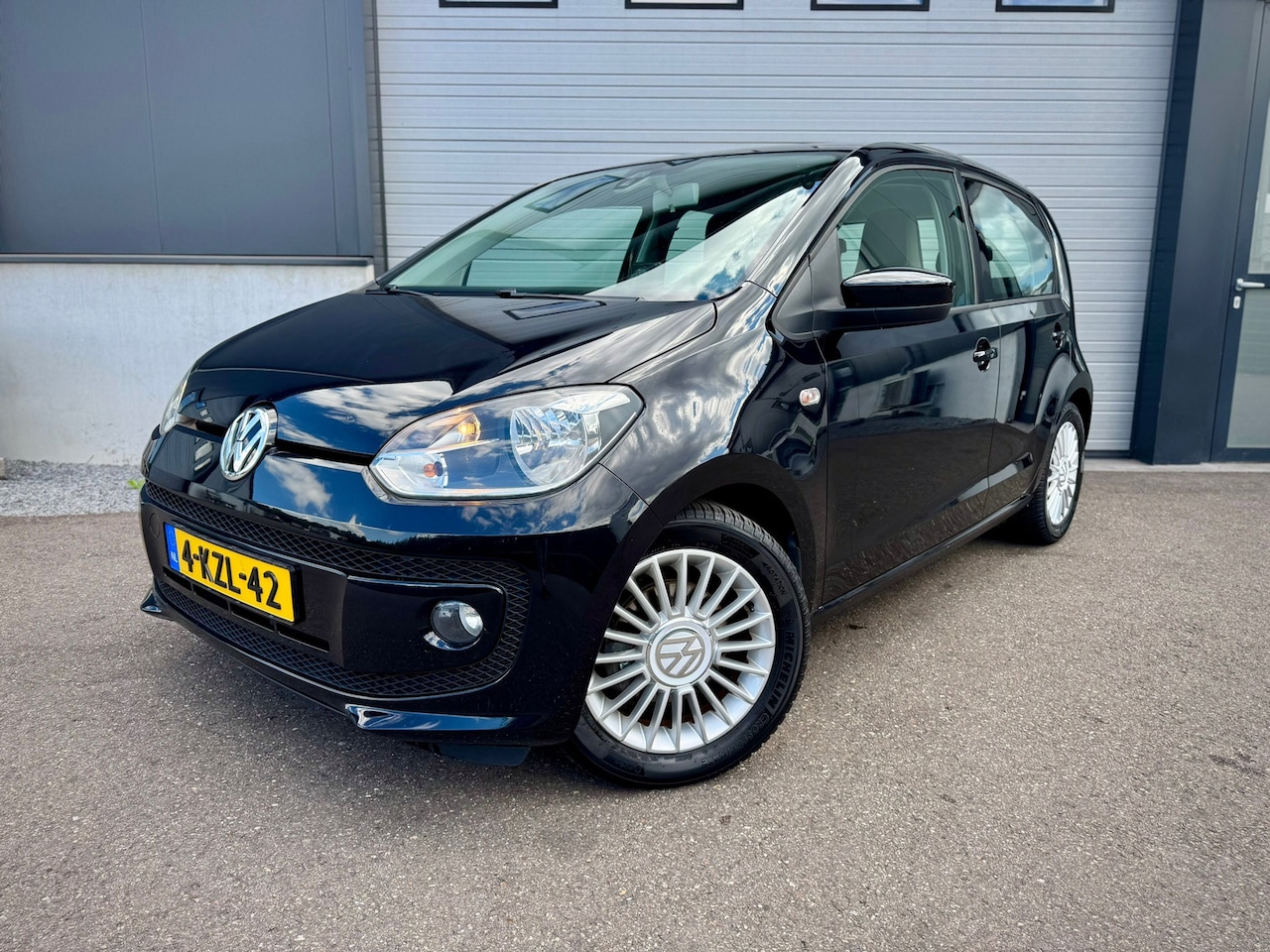 Volkswagen Up! - 1.0 high up! / Cruise / Parkeersensoren - AutoWereld.nl
