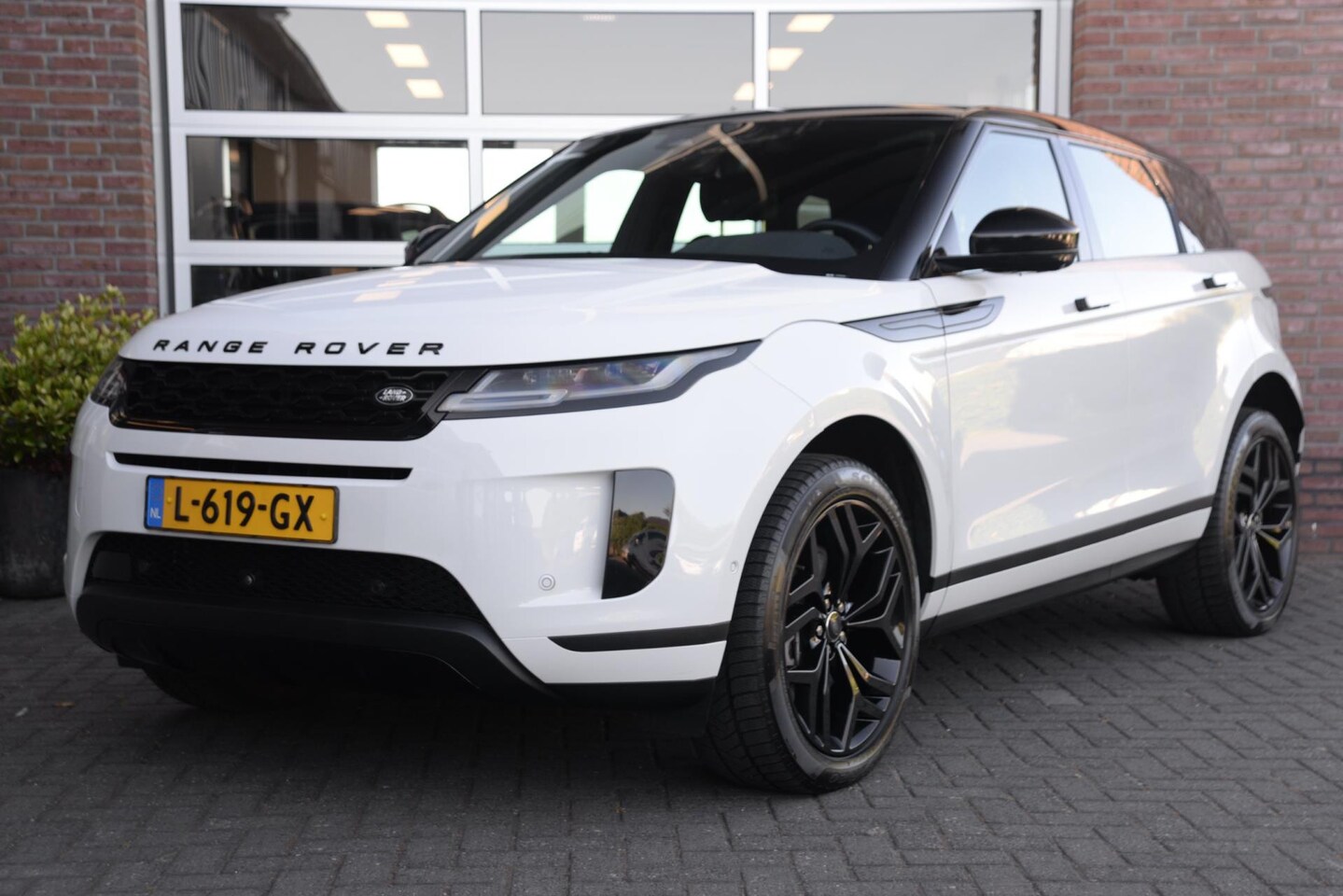 Land Rover Range Rover Evoque - 1.5 P300e AWD HSE | 1e Eigenaar | Leder | Camera's | - AutoWereld.nl