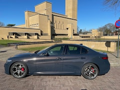Alfa Romeo Giulia - 2.0T Super Squadra Veloce specs