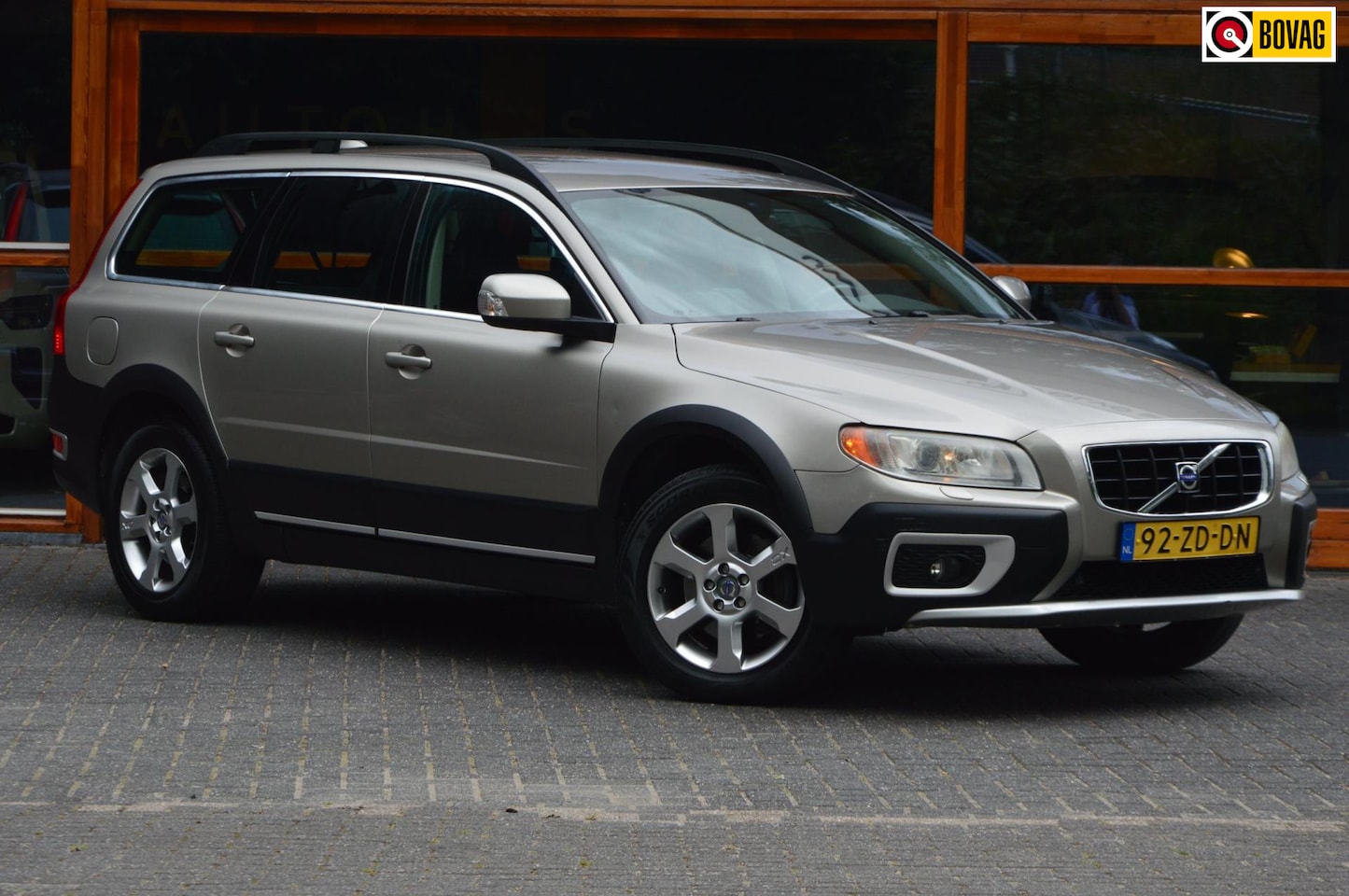 Volvo XC70 - 3.2 Summum | Dealer Onderhouden | Trekhaak 1800KG | Stoel verwarmd | Cruise | - AutoWereld.nl