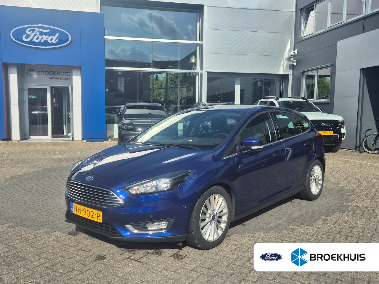 Ford Focus - 1.0 Titanium | Trekhaak | Navigatie | Verwarmbare Voorruit | Parkeersensoren Voor & Achter - AutoWereld.nl
