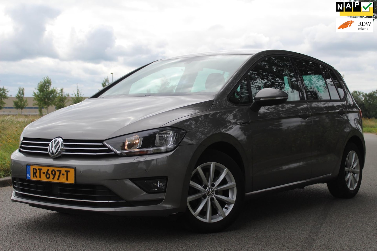 Volkswagen Golf Sportsvan - 1.6 TDI Comfortline AUTOMAAT | NAVIGATIE GROOT | ACHTERUITRIJCAMERA | TREKHAAK | CRUISE CO - AutoWereld.nl