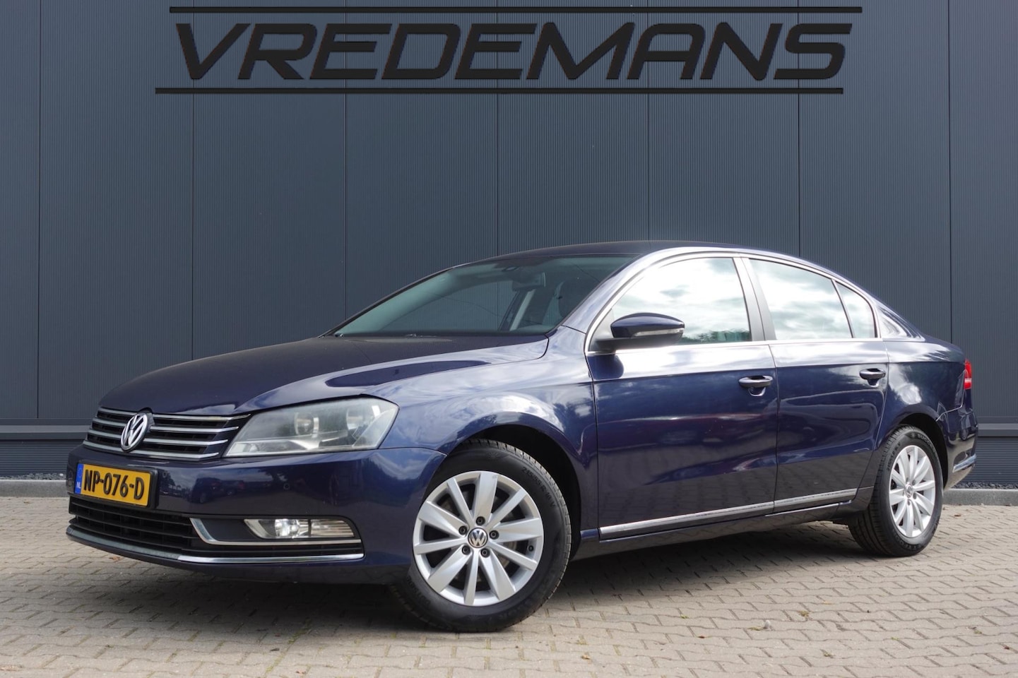 Volkswagen Passat - 1.6 TDI Highline BlueMotion LEDER/NAVI - AutoWereld.nl